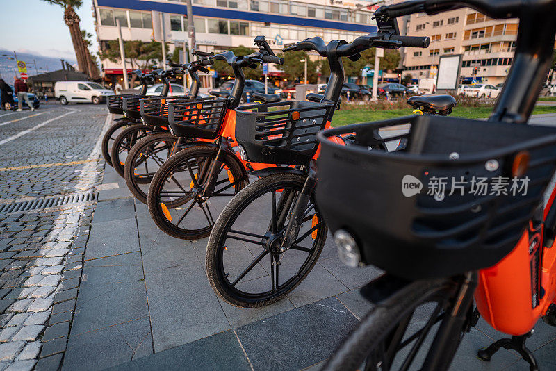 电动自行车在街道上随时可以租用，水平城市生活仍然