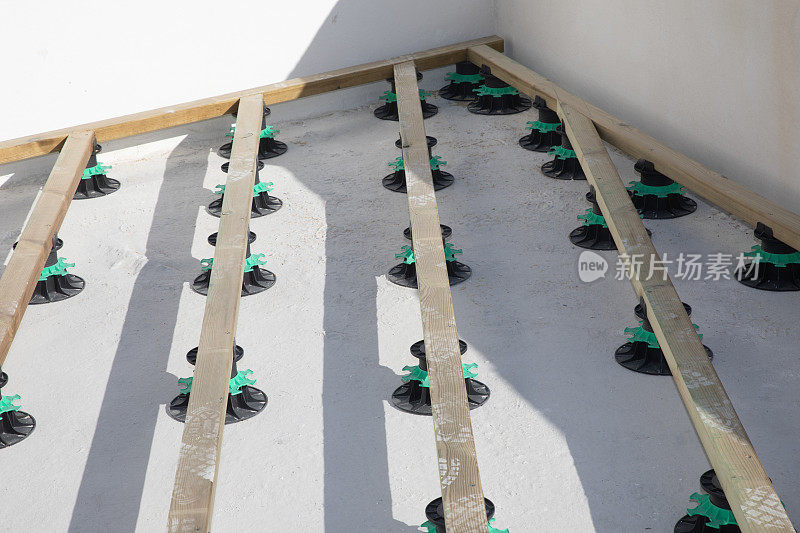 施工现场在塑料桩可调水平螺柱框架板上施工梯田木区