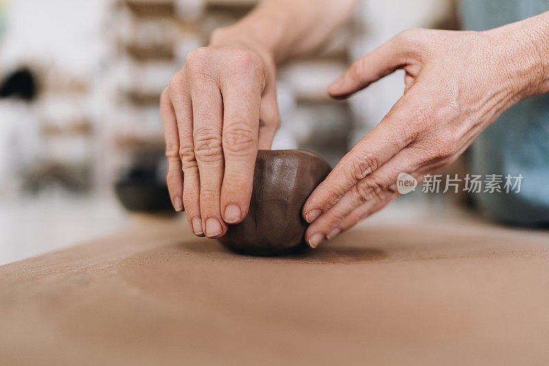 一位妇女制作陶瓷工艺品的特写