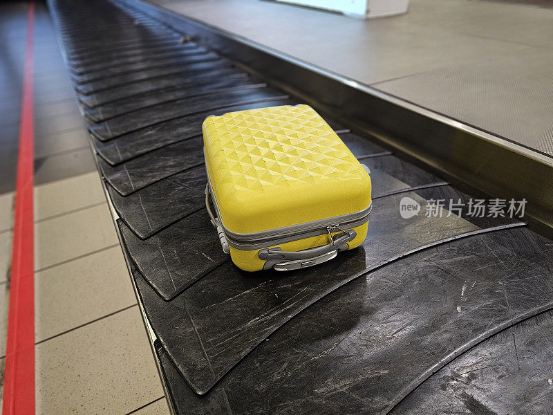 机场空无一人，腰带上只有一个黄色的行李