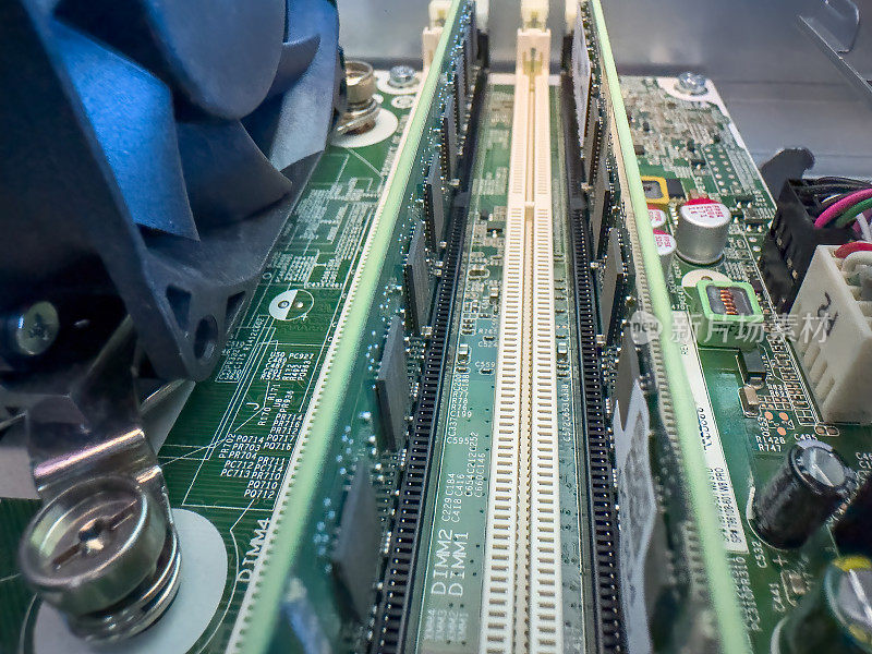 电路板与微芯片和其他计算机部件的近照。RAM存储器插槽