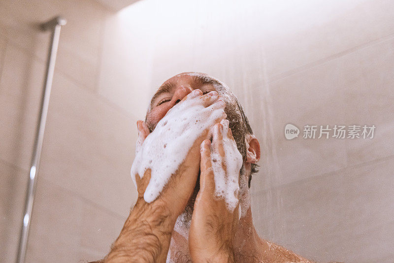 男人在淋浴间洗胡子