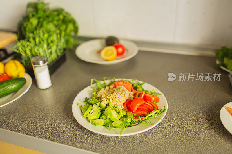 沙拉里放藜麦。健康的食物