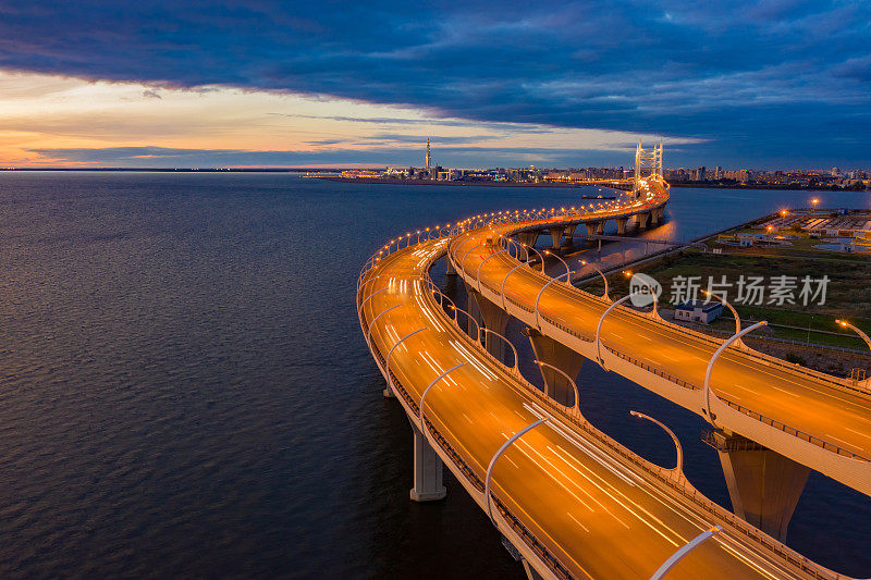 圣彼得堡。俄罗斯。Obukhov桥。夜晚的城市公路。晚上公路。水上的公路桥。高速公路夜间照明。运动。大都市的道路。道路网