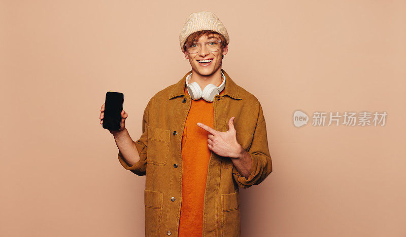微笑的男人推荐一个桃色背景的动感手机应用