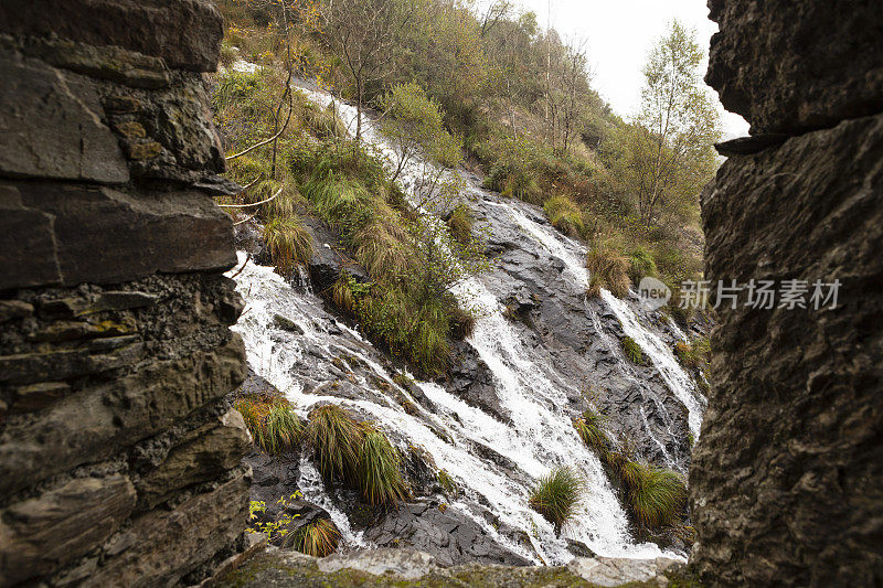 正如Bra?as瀑布从弗雷洛斯河上的路线在托克斯，加利西亚，西班牙