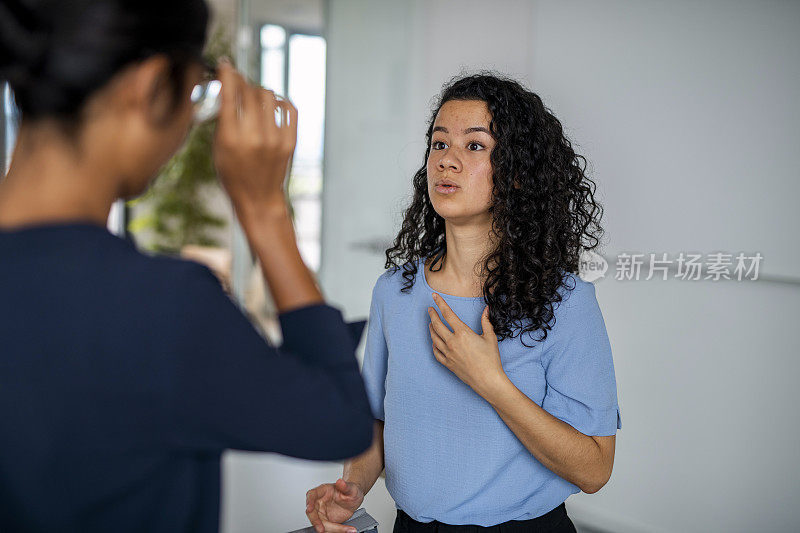 混血儿女人听她的同事抱怨