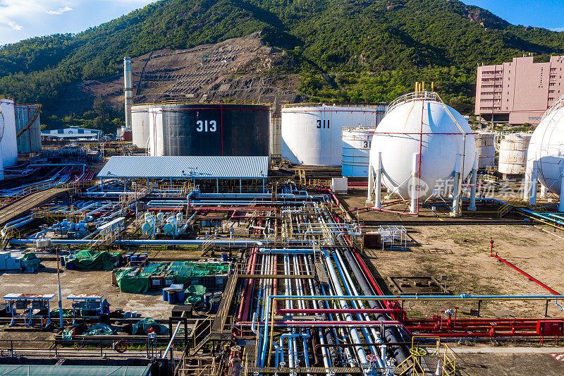 石油和天然气炼油厂储罐和设备的细节石油管道钢与阀门工业石油。