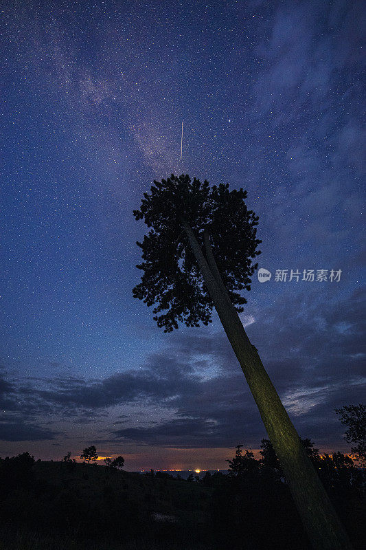 在丹麦莫恩岛拍摄的“银河”