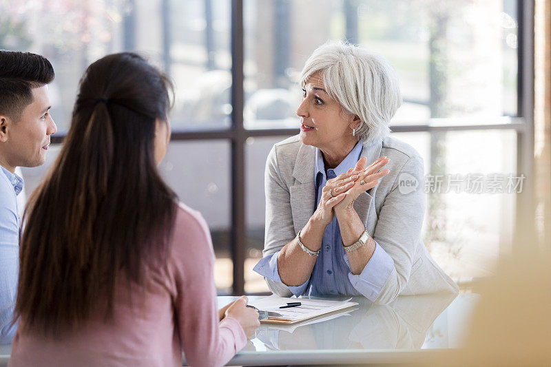 婚姻顾问在咨询过程中与夫妇交谈