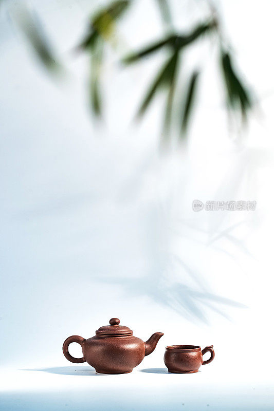 竹叶下的茶壶
