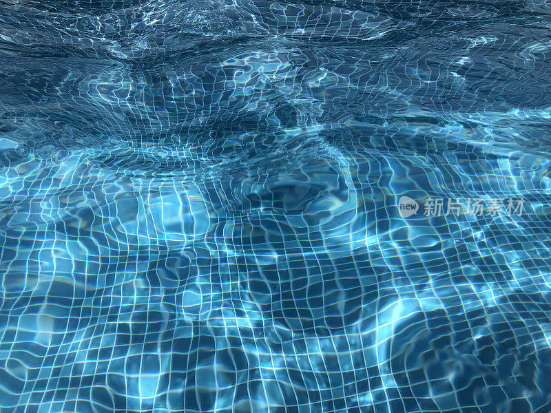 阳光在泳池底部的水中反射