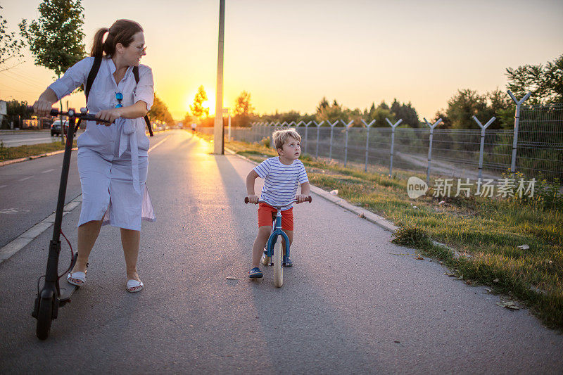 母亲和儿子一起在户外骑自行车