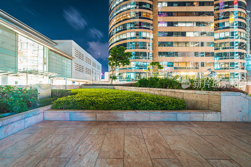 空瓷砖平台与现代建筑的背景