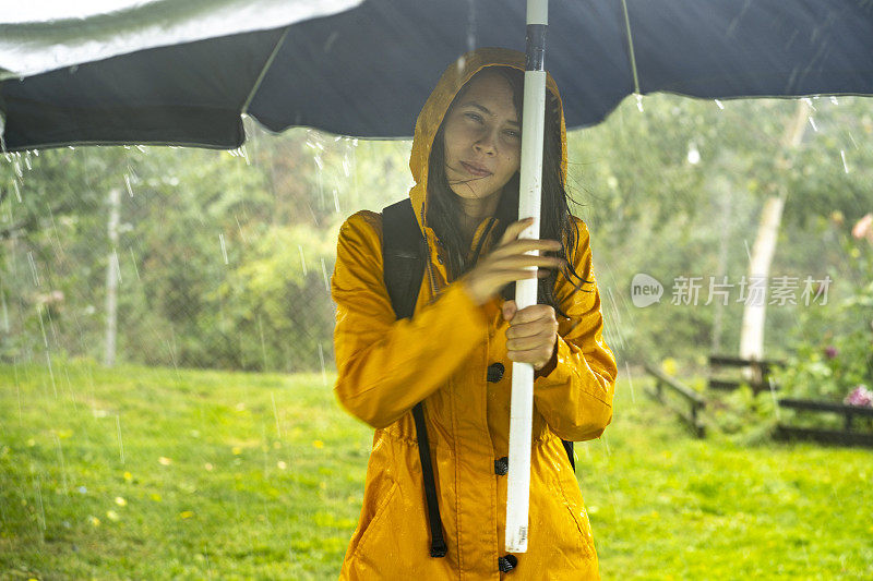 女孩在暴风雨中撑着伞
