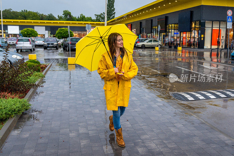 在雨天散步