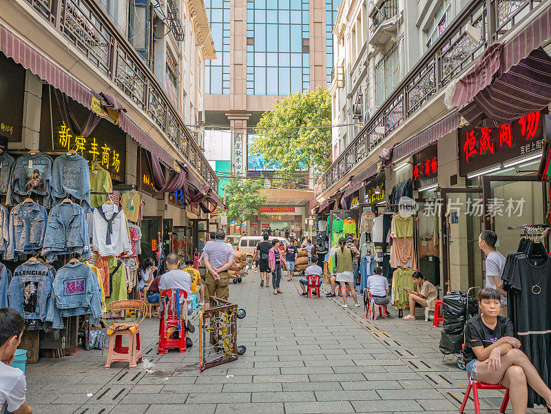 陌生的人走在十三行服装批发市场在中国广州。十三行服装批发市场是一个巨大的服装市场