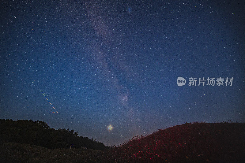 丹麦莫恩岛的银河夜空图