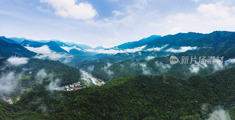 航拍的云海之间的山脉和森林