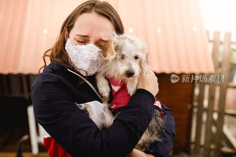 一只独眼狗在宠物收养活动上被一名女子拥抱