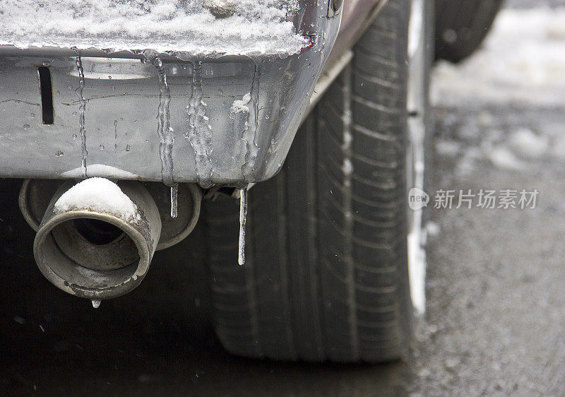 汽车轮胎在被雪覆盖的冬季道路上行驶