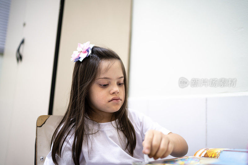 有特殊需要的学生在学校的教室里学习