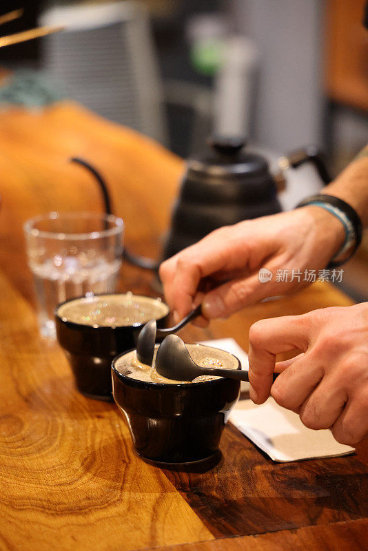 咖啡师准备测试和检查咖啡的质量
