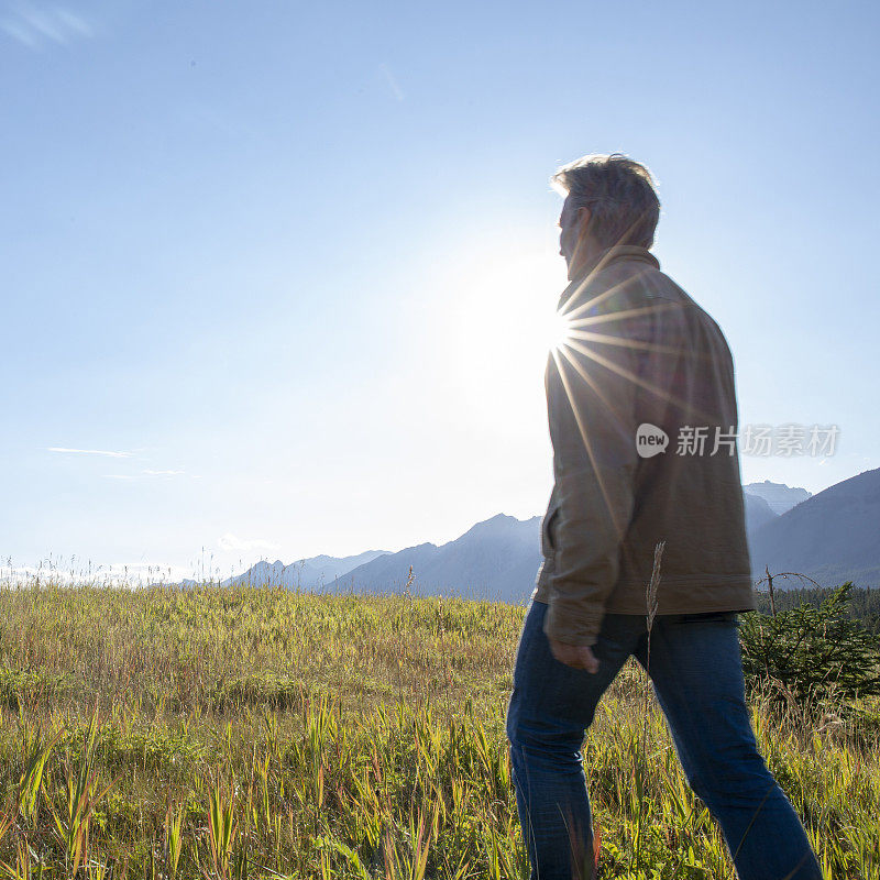 早晨，人们穿过草地