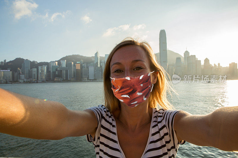 香港一名女子戴着口罩自拍