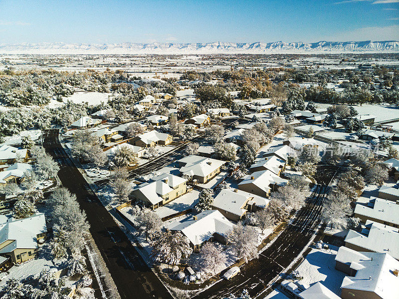 在一个新建立的分部的雪屋屋顶的鸟瞰图，初冬的早晨的照片系列