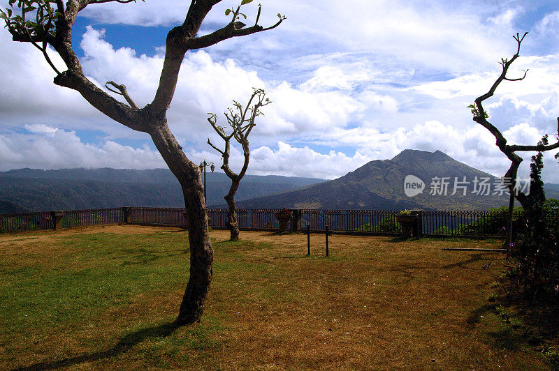 活火山巴图尔在热带岛屿巴厘岛。印尼