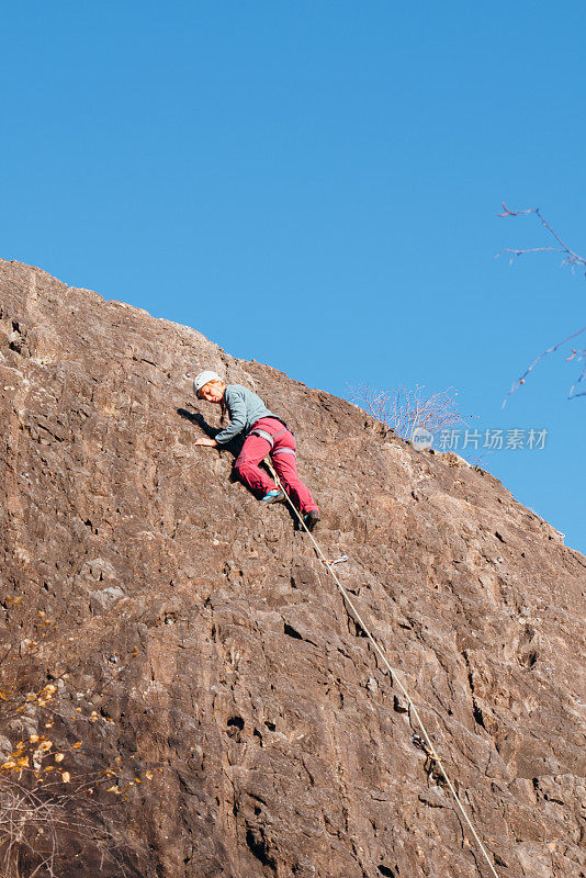 登山者攀登岩壁