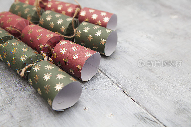 马特纸圣诞爆竹在灰色的木制表面与复印空间