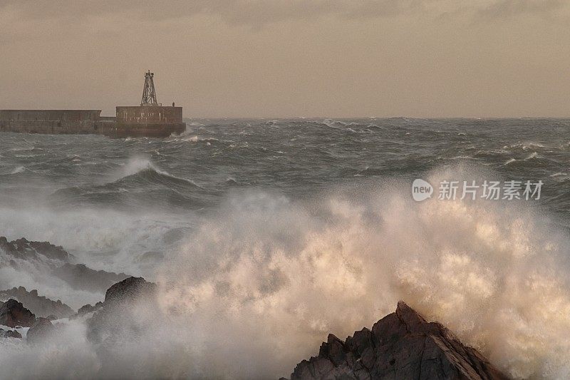 波涛汹涌的海面