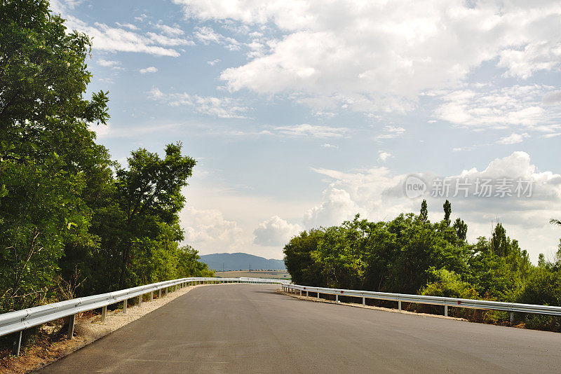 空无一人的道路