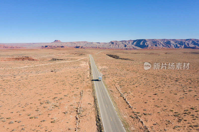 无人机的纪念碑山谷和高速公路，犹他州，美国