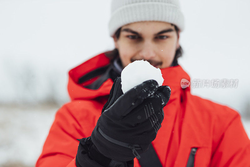 拿着雪球的人