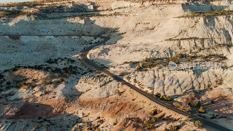 空的道路穿过崎岖的犹他州景观-空中