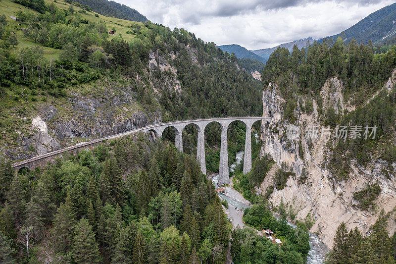 瑞士Landwasser高架桥的无人机视图