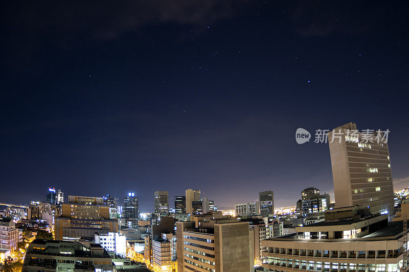 从高处俯瞰开普敦的众多城市景观