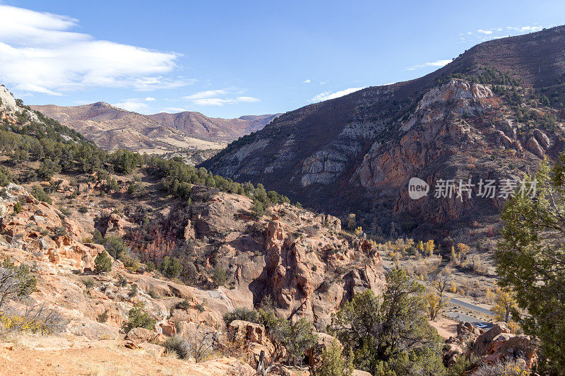 犹他州西班牙叉峡谷钻石叉路上的红岩公园的岩层