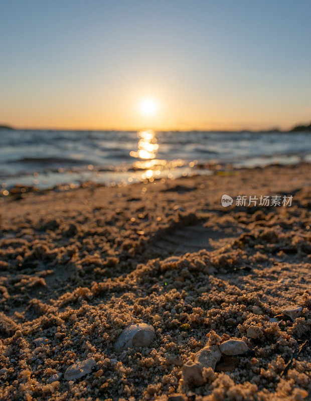 日落时沙滩上的细沙
