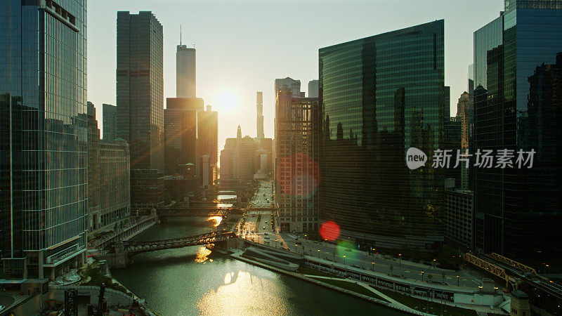升起的太阳照耀着芝加哥河-空中