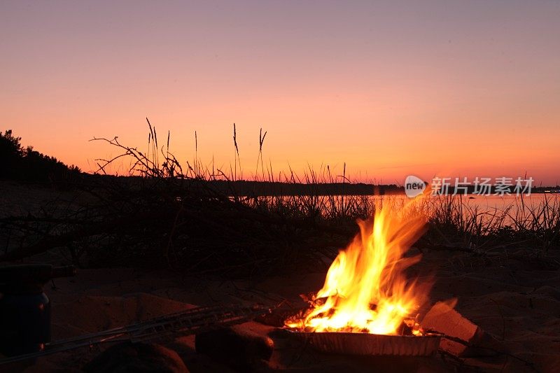湖滨篝火。红色天空日落Superior作为度假理念