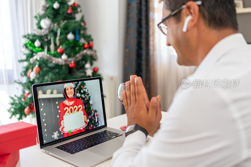 一名男子与家人进行圣诞视频通话