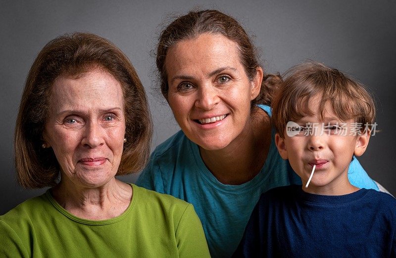 三代人的肖像，老人，她的女儿和她的孙子