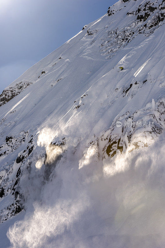 阳光下雪山斜坡的风景