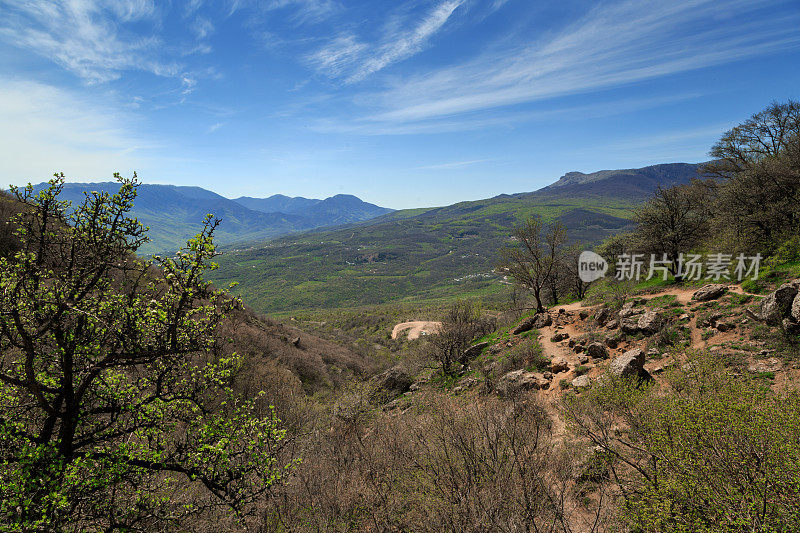 高高的山上长满了植物，所以去那里的路不会容易，但从它的山峰上有一个异常美丽的山脉的景色。