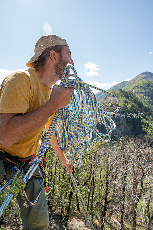 一位登山者准备用绳索下降