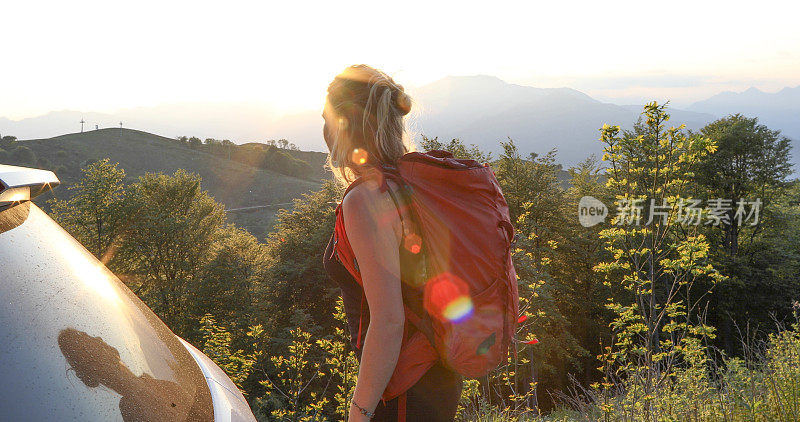 日出时，一名年轻女子离开汽车